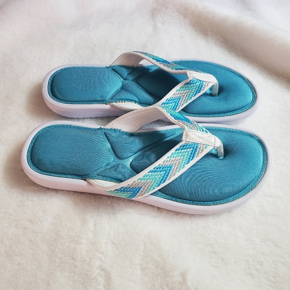 NWOT Flip flops - Picture 2 of 3
